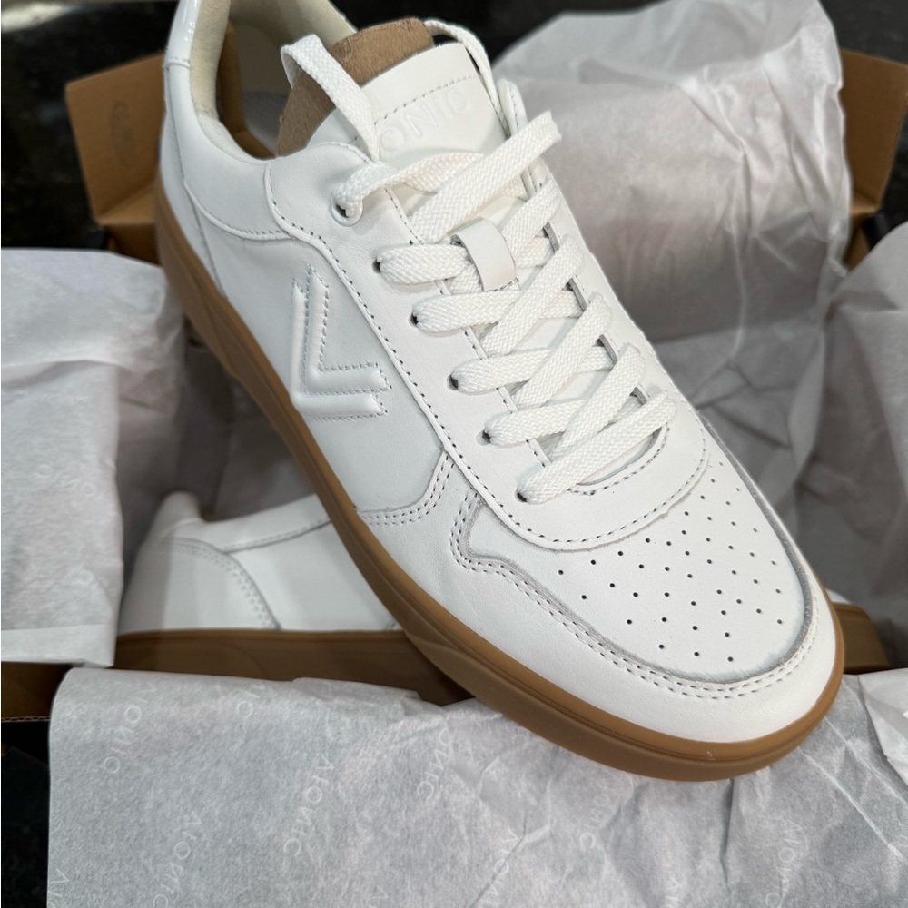 NWT Vionic Kimmie women’s court sneakers white